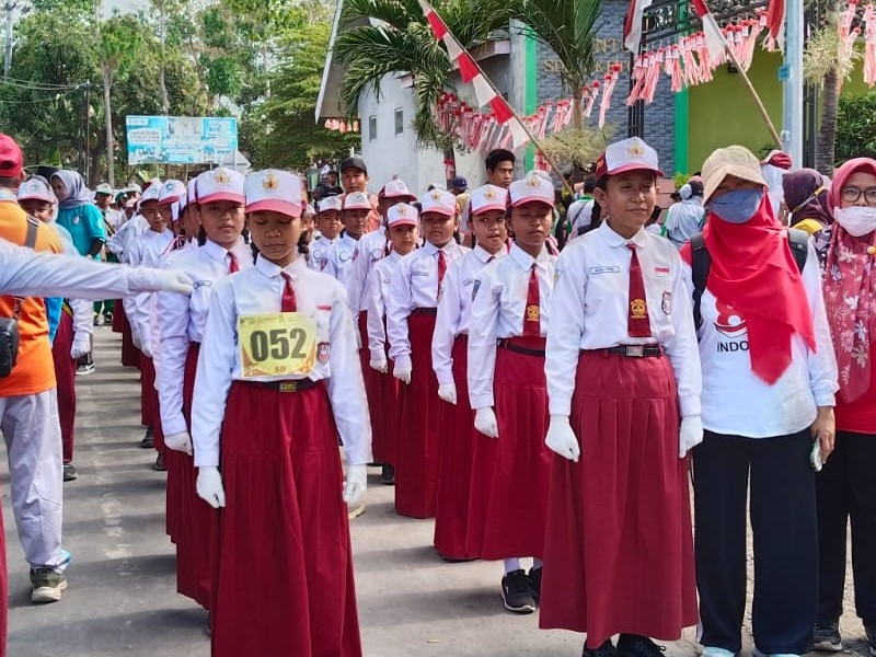Siswa-Siswi SDN 1 Curahtatal Ikuti Lomba Gerak Jalan Tingkat Kecamatan Arjasa Peringati HUT ke-80 RI